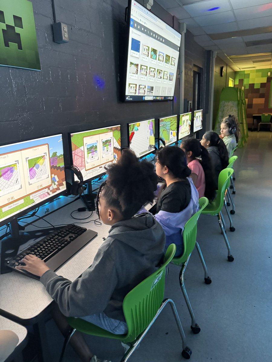 DCPSMinecraft's tweet image. This week @LorettoSchool had fun exploring different math concepts. 

@Nieb77 class enjoyed finding area &amp;amp; volume 🧱 🧊

Ms. Vogts class enjoyed practing building arrays and multiplication ✖️🧮