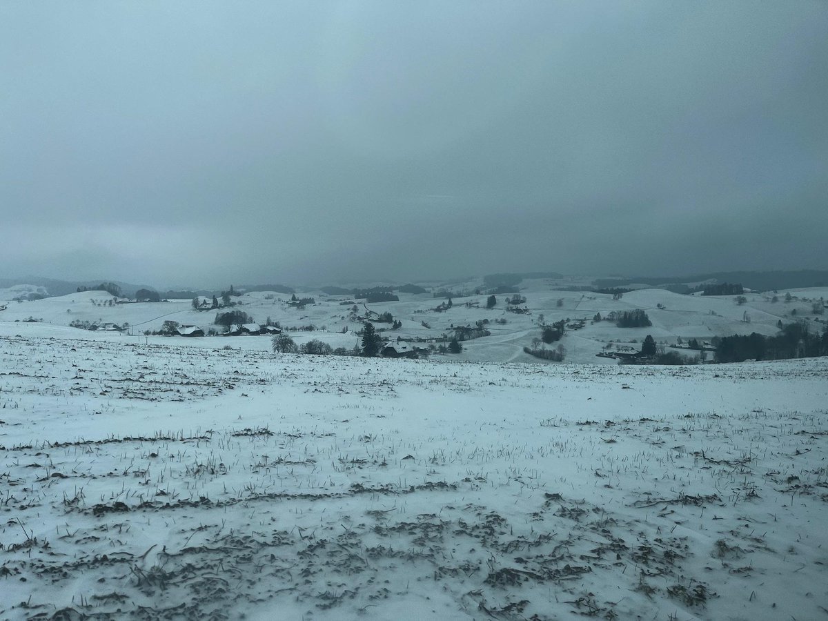 meteoschweiz's tweet image. Seit längerem wieder mal #Schnee ❄️bis ins Flachland! Zwei Wochen vor dem meteorologischen Frühlingsanfang meldet sich der Winter zurück. Südlich der Alpen &quot;putzte&quot; der #Nordföhn die Wolken weg. Details im heutigen #Meteoblog: meteoschweiz.admin.ch/ueber-uns/mete… 📷 Meteomeldungen/App
