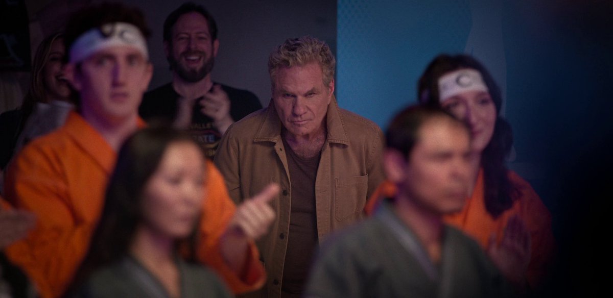 serpemila's tweet image. o kreese fazendo reverência ao seu primeiro aluno e última aluna do cobra kai sim eu me arrepiei