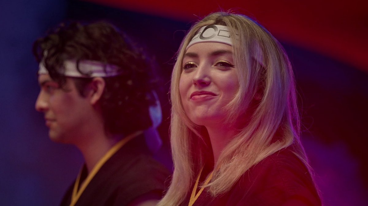 serpemila's tweet image. o kreese fazendo reverência ao seu primeiro aluno e última aluna do cobra kai sim eu me arrepiei