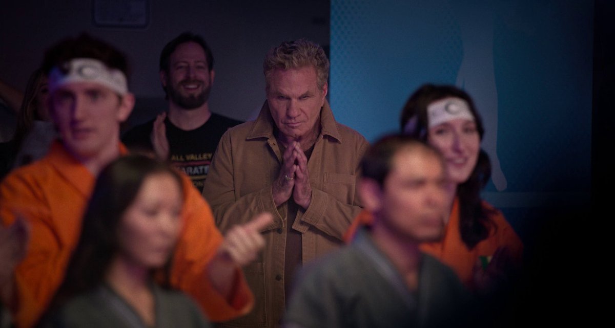 serpemila's tweet image. o kreese fazendo reverência ao seu primeiro aluno e última aluna do cobra kai sim eu me arrepiei