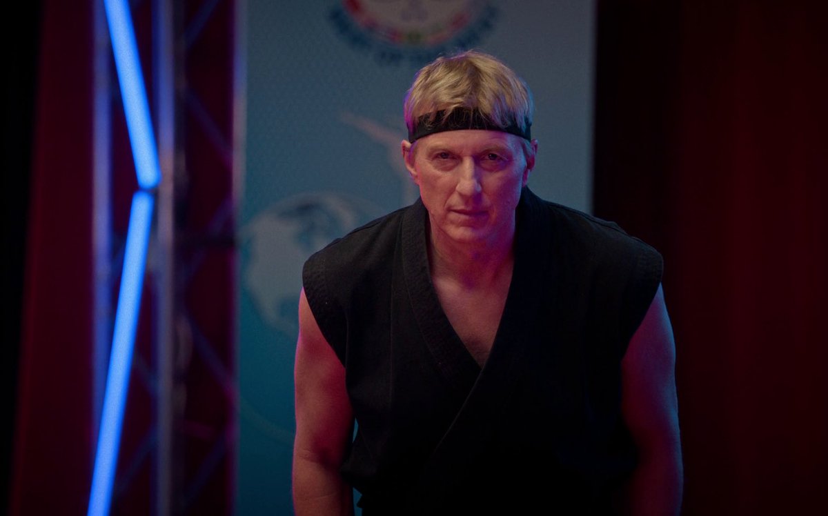 serpemila's tweet image. o kreese fazendo reverência ao seu primeiro aluno e última aluna do cobra kai sim eu me arrepiei