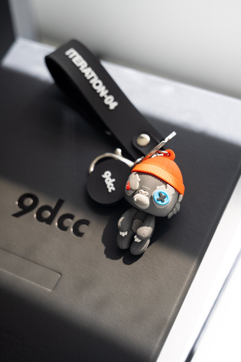 Just got my Silverback Ape from <a href="/9dccxyz/">9dcc</a> ITERATION-04, amazing unboxing experience and the quality is 🔥🔥 <a href="/gmoneyNFT/">gmoney.eth</a>