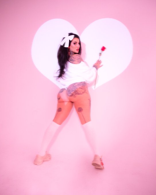 2 pic. She’s romantic https://t.co/IunWDclyBs
