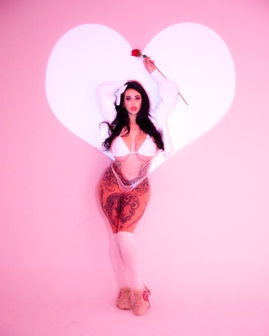 1 pic. She’s romantic https://t.co/IunWDclyBs