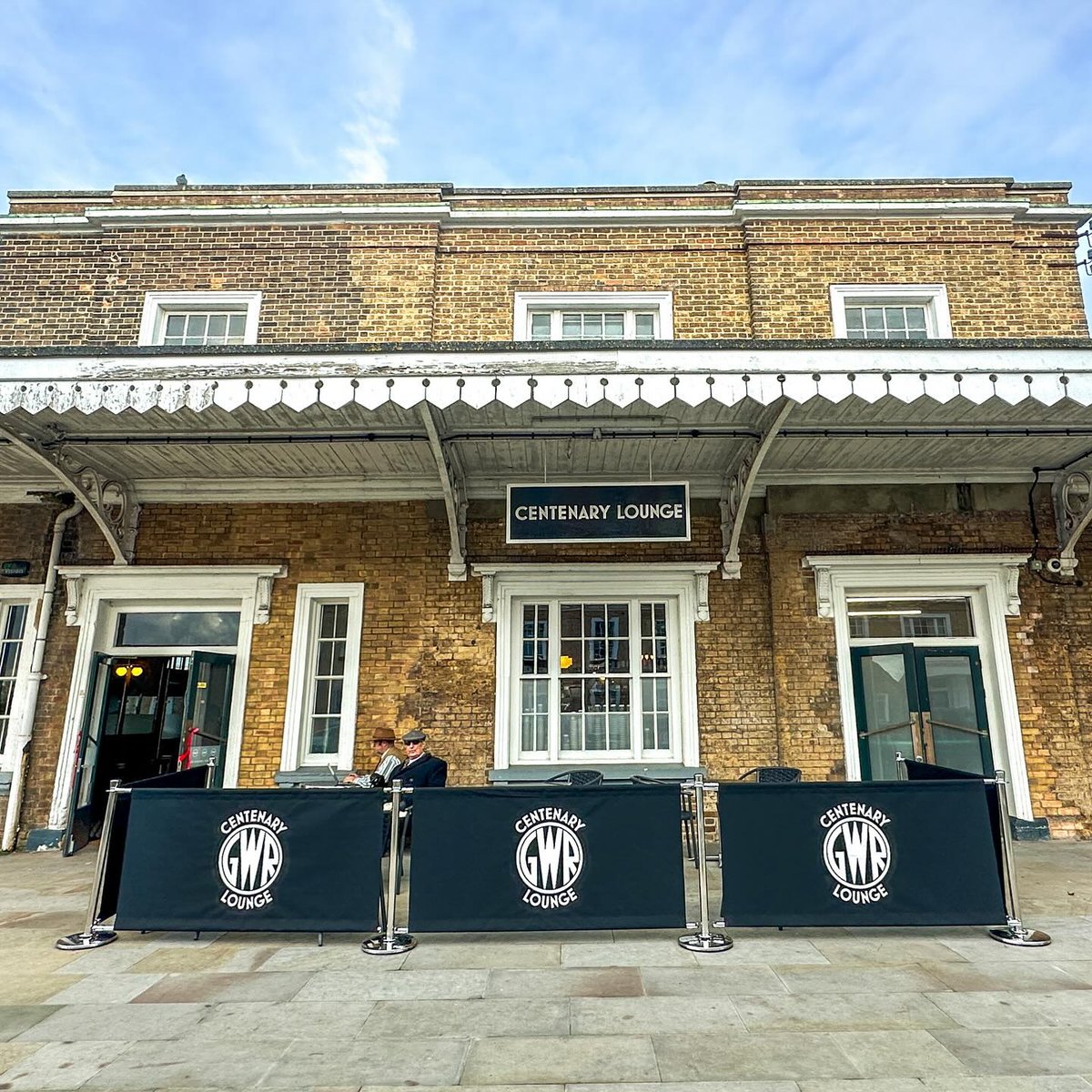 CentenaryLounge's tweet photo. Did you know we have a cafe at Taunton Station?
Open 7 days a week serving hot and cold snacks to eat in or take away. Find us at the front of the station.
#tauntonstation🚆#hotfood #coldfood #pastries #sandwiches #cakes #coffees #teas #centenarylounge https://t.co/Jejo4wet3o