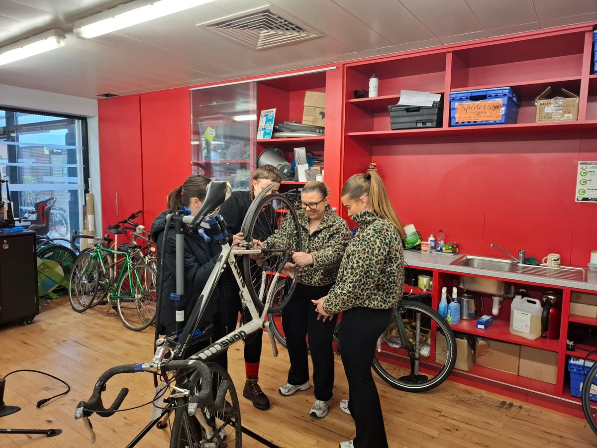 Great to see the #AndSheCycles team out in Eamonnt Ceannt Park this week at the <a href="/TheBikeHub_ie/">The Bike Hub</a> learning bike maintenance basics at the Crumlin hub.
#AndSheCycles is a brilliant <a href="/GreenSchoolsIre/">Green-Schools</a>  <a href="/AnTaisce/">An Taisce</a>  initiative developed in response to the startling Across Ireland data that