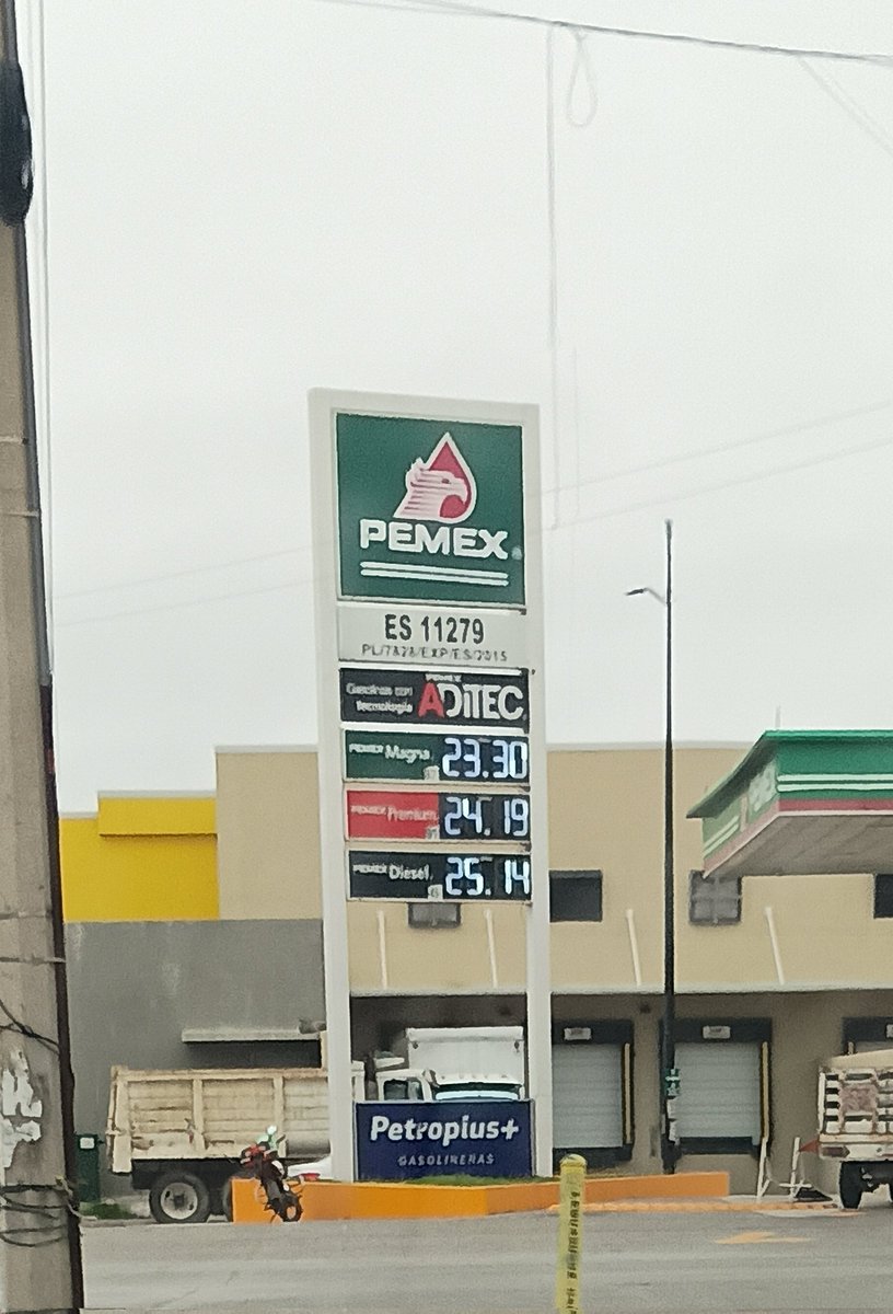 VictorTello73's tweet photo. Así anda el día de hoy la Gasolina Magna #PetroPlus $23.30 #Valero $23.40 #Palmas $23.49 La Premium $Valero $24.00 #PetroPlus $24.19 #Palmas $24.29 El diesel cuando existe una diferencia de precios de más de $1.00 peso tenga cuidado, ese Diesel No salió de @Pemex #Tampico https://t.co/Yju2G4aLpG