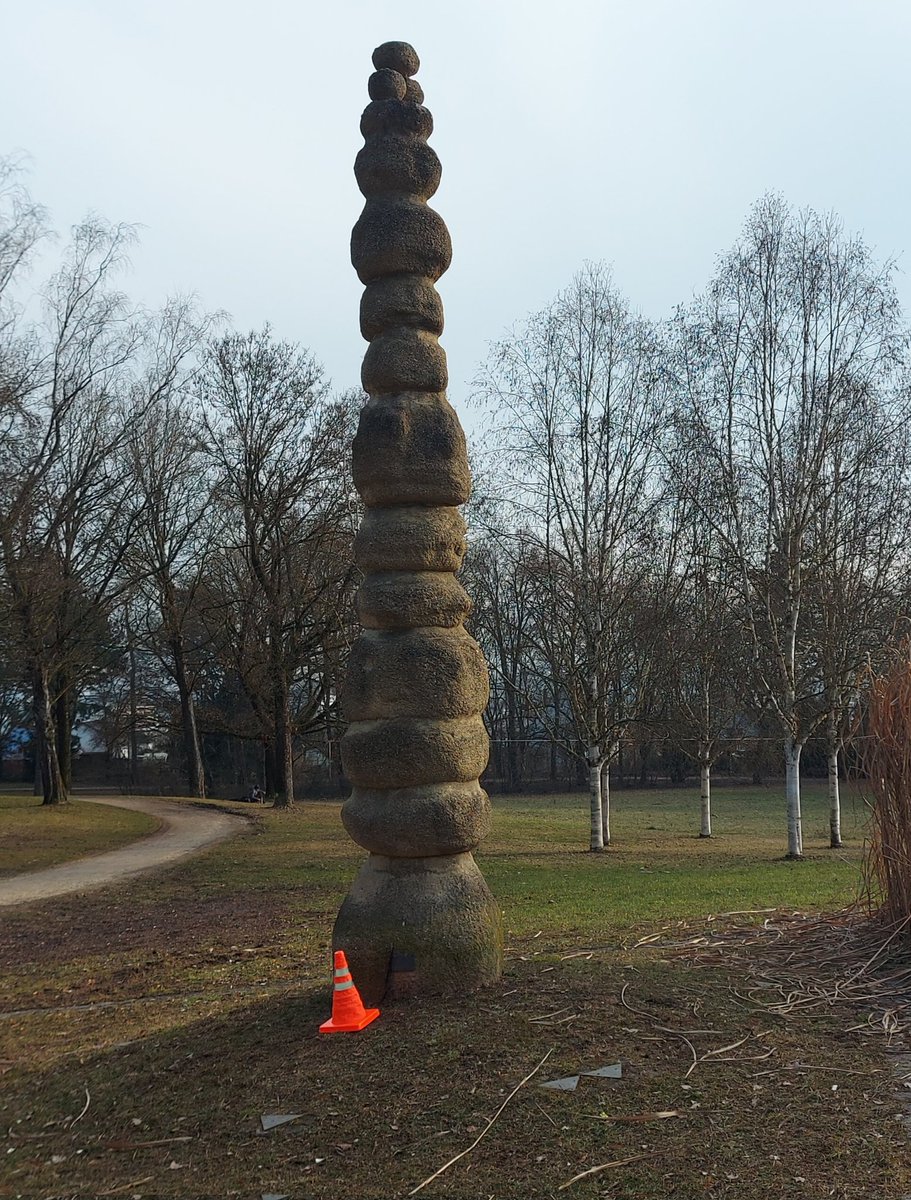 JWiegetritt's tweet image. (1/2) Im #Tempe-Park der Stadt #Regensburg steht der Standing Rock, der an die #Geologie von #Arizona erinnert. Um die Skulptur herum sind am Boden Dreiecke mit Richtung und Distanz zu den 8 #Partnerstädte |n verteilt. #Pylone #Radtour #Fahrrad #PTyp 81 #Städtepatenschaft