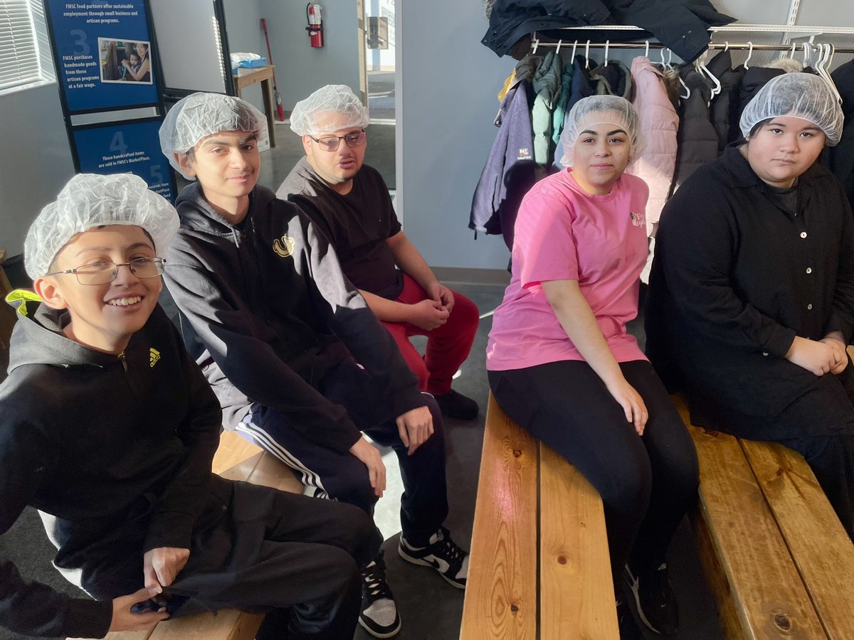 Social Com students had a blast while giving back! So proud of this awesome crew 😎 #LeydenPride #FMSC
