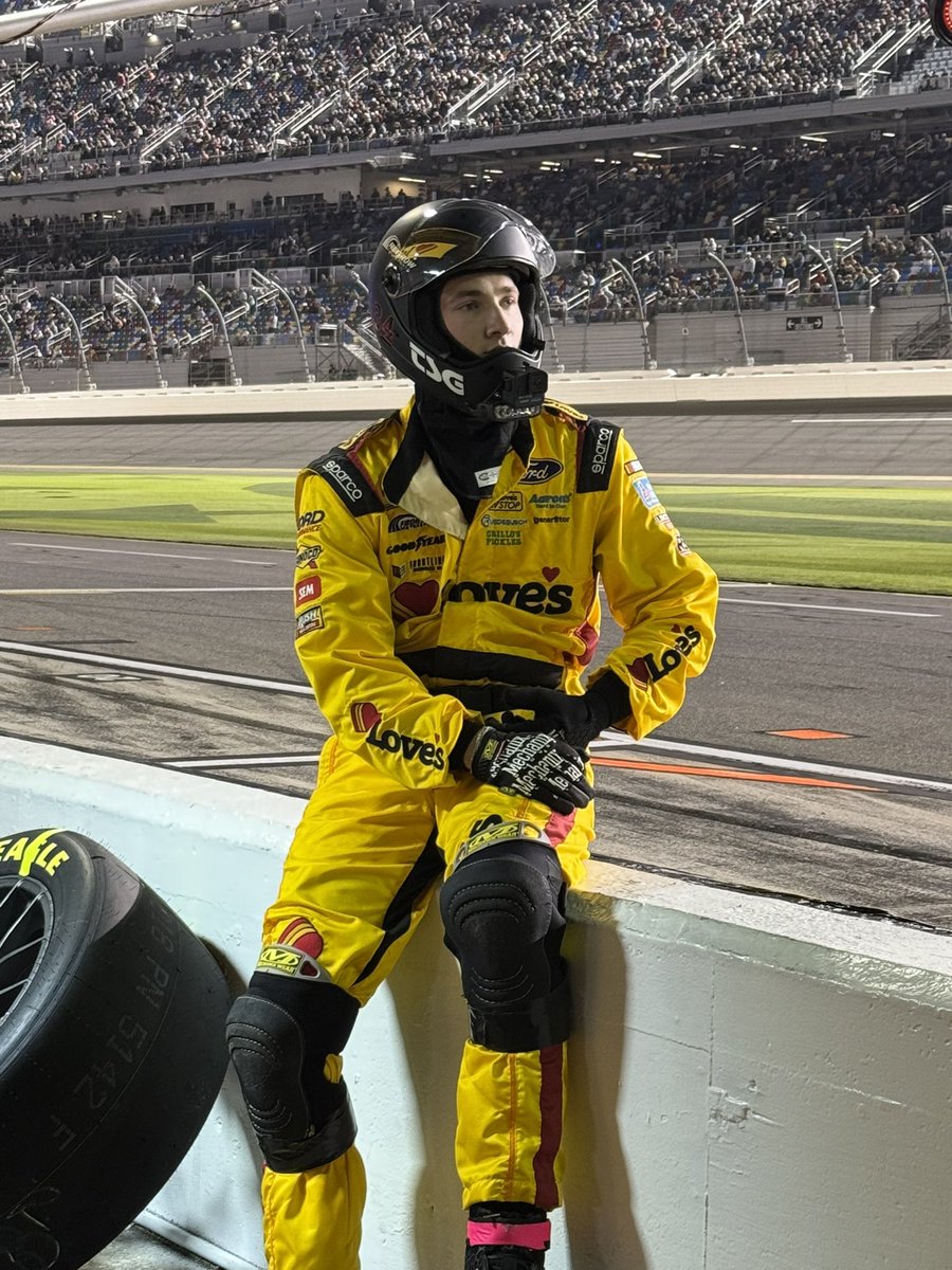 thfox204's tweet photo. Well this picture says everything….🏁🏁 let’s do this Raymond Fox year 37 &amp; Justin Fox  year 2  #teampenske ! Here’s to an amazing year to both ! (This is the 70th consecutive year there has been a Fox in nascar
@NASCAR 
#DAYTONA500 
@NASCARHall 
@NASCARONFOX 
#teampenske https://t.co/xS7EEcAJ5U