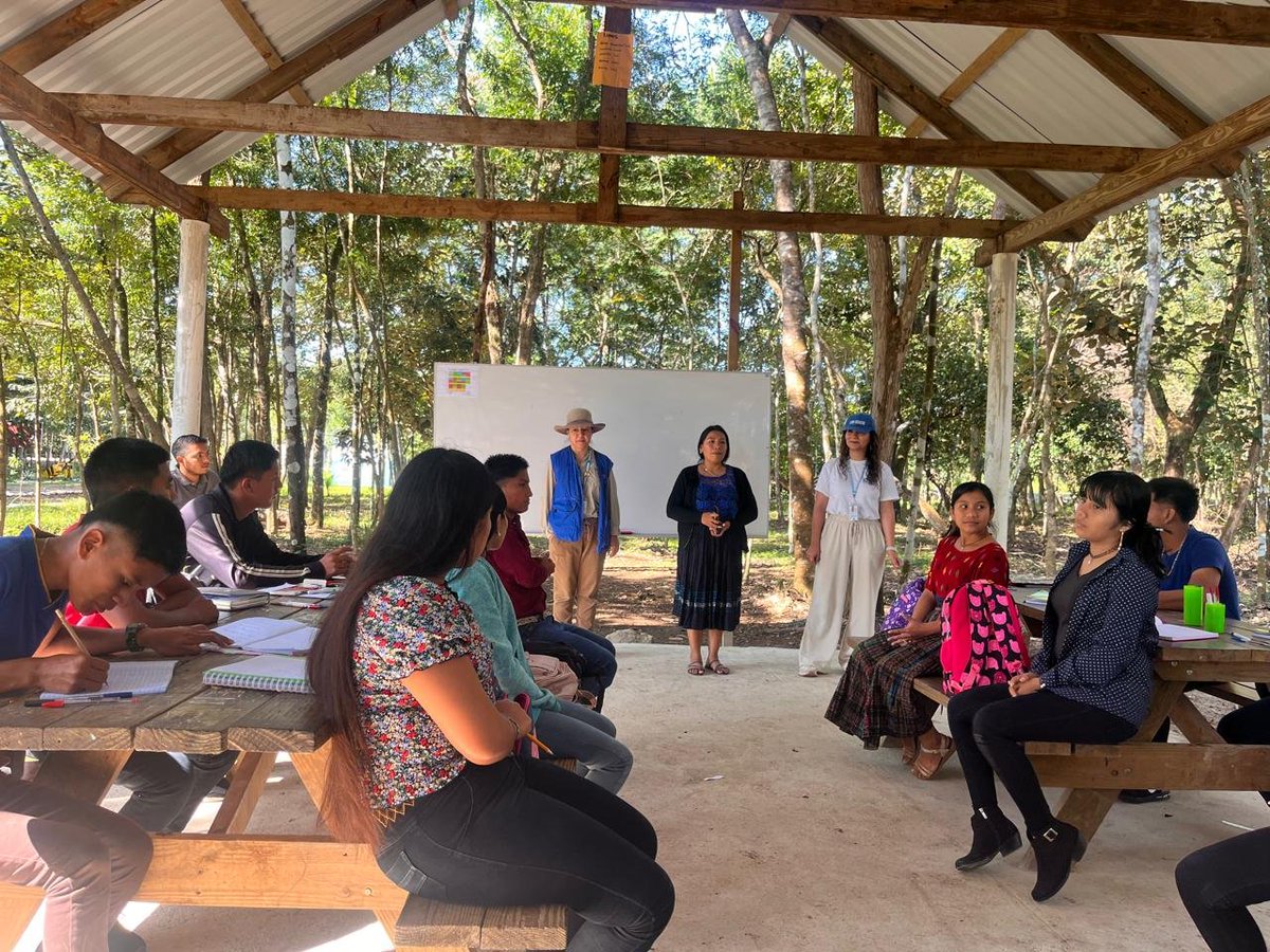 📍Petén
¡Apoyando a las comunidades que acogen y desarrollan a la población guatemalteca y refugiada!

La alianza del Instituto Indígena para el Desarrollo Rural Integral de La Libertad, Ak' Tenamit + <a href="/ACNURGuate/">ACNUR Guatemala</a>  impulsan el desarrollo de los jóvenes con una educación sostenible