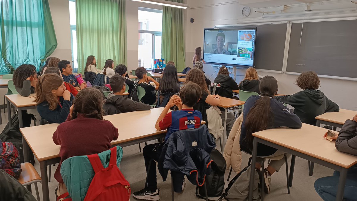 InstitutSants's tweet photo. La nutricionista del CAPIBE de Numància ha portat a terme el primer taller Sobre les begudes ensucrades per conscienciar a l'alumnat sobre la quantitat de sucre que contenen algunes begudes i la conseqüències per la nostra salut. #hàbitssaludables #tutoria #2nESO https://t.co/CNYoYrJLuq
