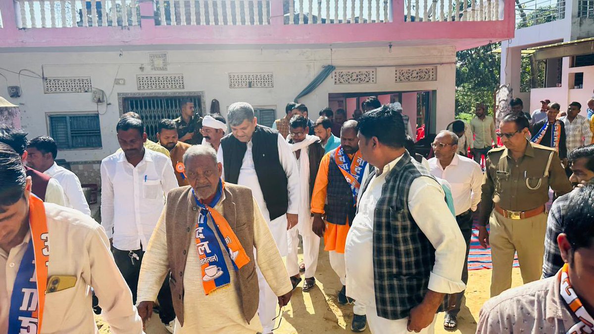 ErAshishSPatel's tweet photo. जनपद प्रतापगढ़ के ग्राम पुरैला, थाना देल्हूपुर निवासी श्री कमलेश विश्वकर्मा, प्रदेश सचिव @ApnaDalOfficial की पूज्य माता श्री के निधन के बाद उनके आवास पर जाकर शोक संवेदना व्यक्त की । https://t.co/uBerT2sCG0