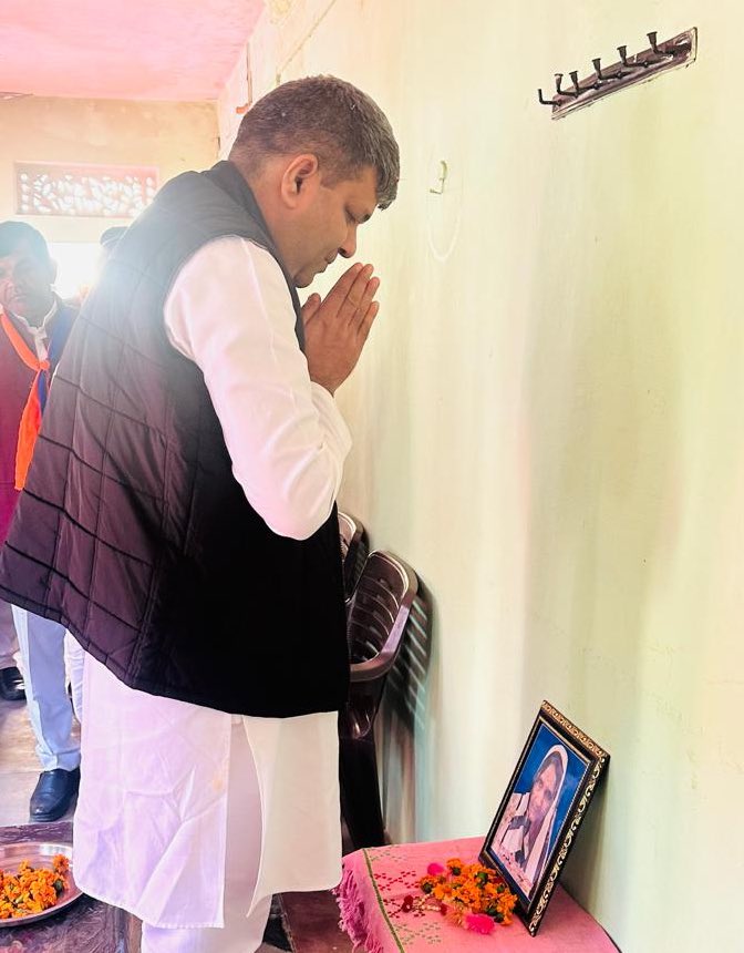 ErAshishSPatel's tweet photo. जनपद प्रतापगढ़ के ग्राम पुरैला, थाना देल्हूपुर निवासी श्री कमलेश विश्वकर्मा, प्रदेश सचिव @ApnaDalOfficial की पूज्य माता श्री के निधन के बाद उनके आवास पर जाकर शोक संवेदना व्यक्त की । https://t.co/uBerT2sCG0