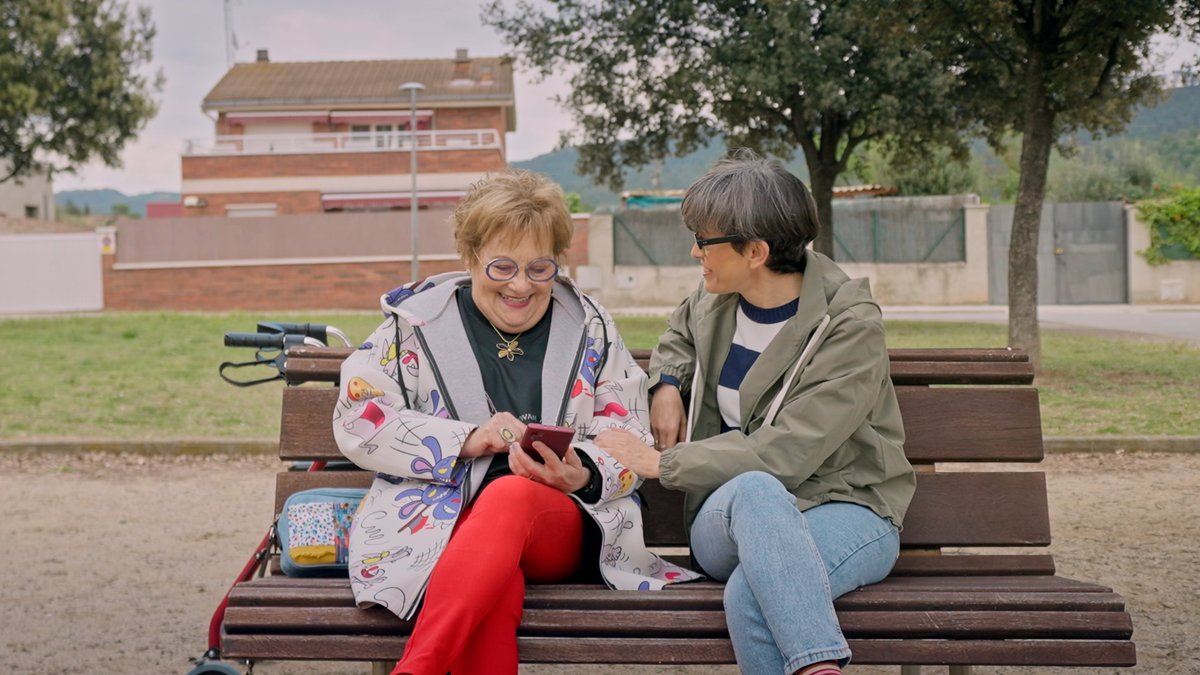 RTVECatalunya's tweet image. ⚡️ Comença #Enrouter!

🌍 Thais Villas viatja a l’altra punta del món sense haver de moure’s del #Bages gràcies a un ordinador!

▶️Ara a @La1_tve i a RTVE Play Catalunya!
🔗 rtve.es/v/16286316