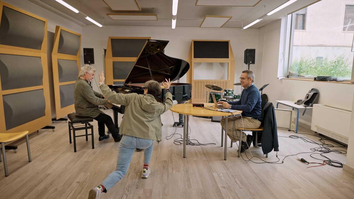 RTVECatalunya's tweet image. ⚡️ Comença #Enrouter!

🌍 Thais Villas viatja a l’altra punta del món sense haver de moure’s del #Bages gràcies a un ordinador!

▶️Ara a @La1_tve i a RTVE Play Catalunya!
🔗 rtve.es/v/16286316