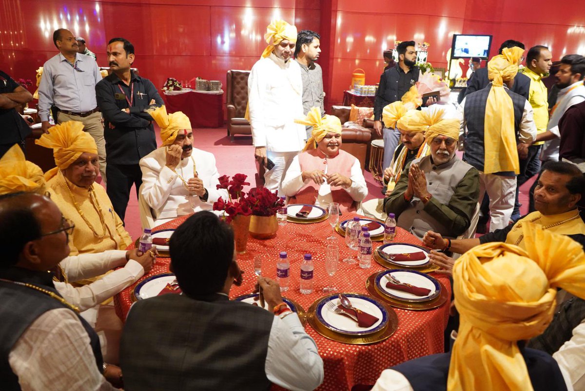 मेरे मित्र मा केन्द्रीय मंत्री <a href="/ChouhanShivraj/">Shivraj Singh Chouhan</a> जी आज पारिवारिक दायित्व का निर्वहन कर रहे हैं जब चि कुणाल एवं सौ कां रिद्धि के शुभ परिणय के अवसर पर हम सभी पुराने साथी मा <a href="/nstomar/">Narendra Singh Tomar</a> जी मा <a href="/KailashOnline/">Kailash Vijayvargiya</a> <a href="/drnarottammisra/">Dr Narottam Mishra</a> जी बराती बने ।बच्चों को शुभाशीष और मा शिवराज जी को बधाई ।