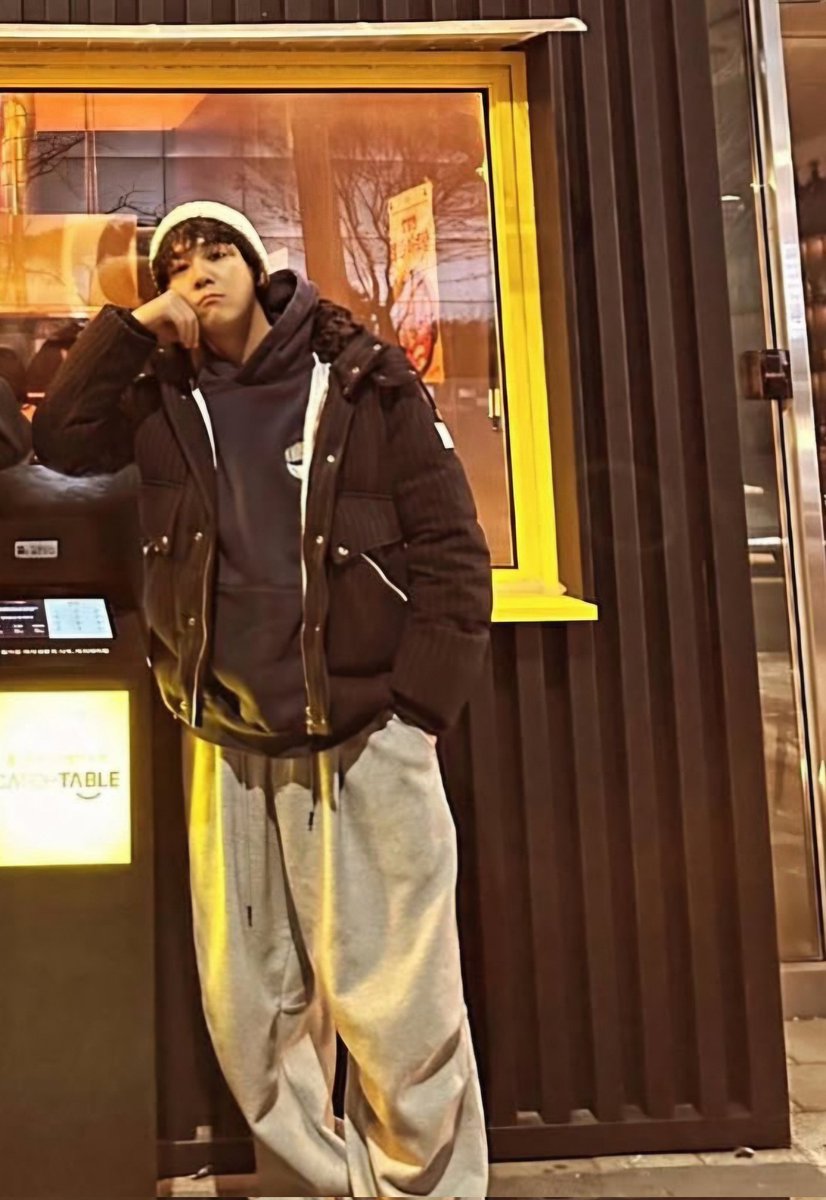 That look is so boyfriend, real boyfriend material here, i can't get over this 🥹 ( dont worry <a href="/skullhong/">leehongki</a> I know you're not our boyfriend okay 😭 ) 💛