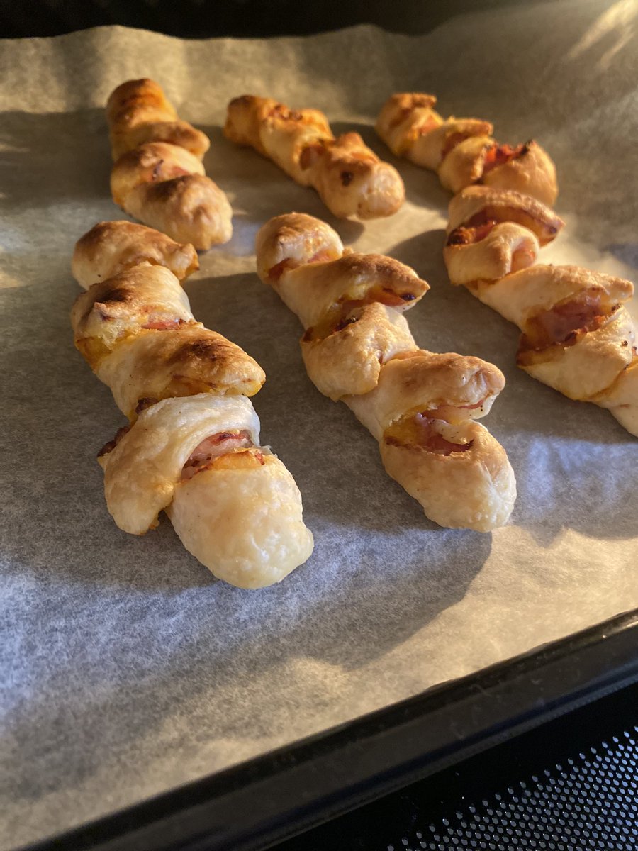 shirogohan_y's tweet photo. ハッピーバレンタイン💌
大人なのでしょっぱいバレンタインを創りました。ベーコンエピ風ポテトパイ
世界各地のカップル等はTOMOOのベーコンエピを聴きながら食べてくださいって言って渡して愛を育めばいい。 https://t.co/zNDFXe2M4Q