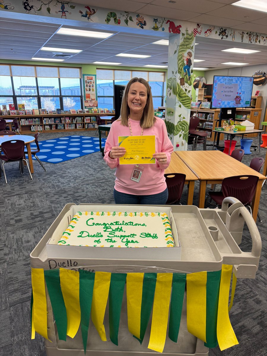 DUE_Principal's tweet image. Today we are showing extra love to Mrs. Beth Chapman, Duello&apos;s Support Staff of the Year! Thank you for all you do for our school community! 💚 #WeAreDuello #WeAreWentzville