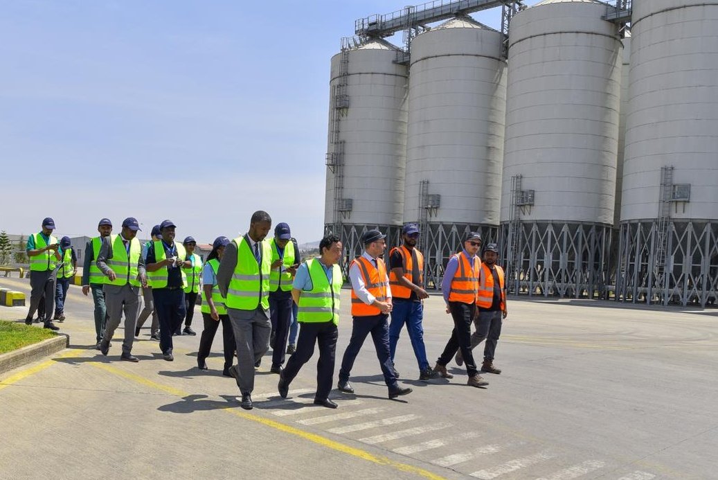 Ahead of the 38th #AUSummit in #AddisAbaba, <a href="/FAODG/">FAO Director-General QU Dongyu</a> QU Dongyu, and <a href="/FAO/">Food and Agriculture Organization</a> delegation, including  <a href="/FAOAfricaADG/">FAOAfricaADG</a>, <a href="/AbebeHGabriel/">Abebe Haile-Gabriel</a> &amp; <a href="/FAOEastAfrica/">FAO Eastern Africa</a> coordinater, <a href="/ZimudziFarayi/">Farayi Zimudzi</a> visited the #Bolelemiindustrialpark, where they interacted with agro-industrialists.
<a href="/FAO/">Food and Agriculture Organization</a> 
#4Betters