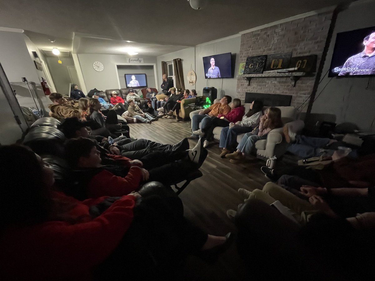 curtdillingham's tweet image. So thankful for this past Wednesday with G1 youth fam.
God has been moving in our church at North Point for the past month!
Also I might need a bigger living
room at the youth house 🤷🏻‍♂️🙌🏼❤️
#workwithwhatyougot #Godwillprovide🙌🏼