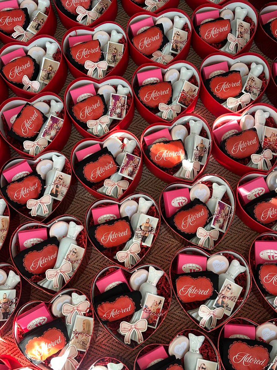 chippedsocial's tweet image. Sending love to @ParisHilton for her release of 'Adored'.
It is an honour to have Chipped included in the PR boxes that were sent to some truly incredible people 💕
For that special touch 💅 the nails linked to Pairs' new music video so it can be shared with just a tap ✨