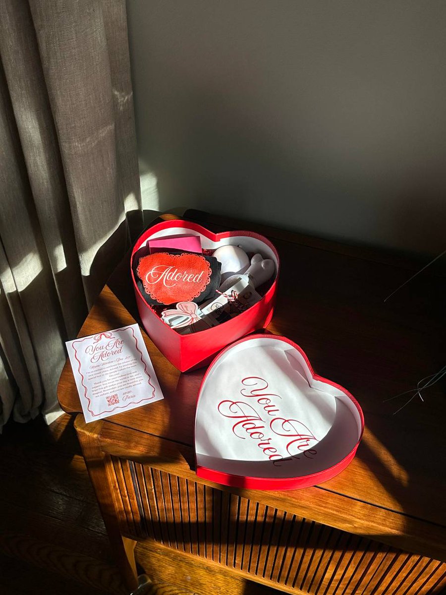 chippedsocial's tweet image. Sending love to @ParisHilton for her release of 'Adored'.
It is an honour to have Chipped included in the PR boxes that were sent to some truly incredible people 💕
For that special touch 💅 the nails linked to Pairs' new music video so it can be shared with just a tap ✨
