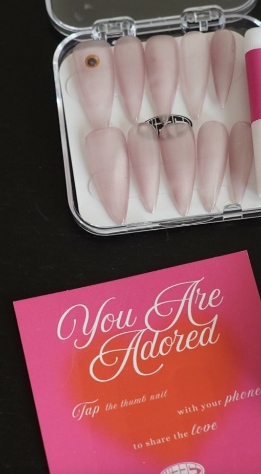 chippedsocial's tweet image. Sending love to @ParisHilton for her release of 'Adored'.
It is an honour to have Chipped included in the PR boxes that were sent to some truly incredible people 💕
For that special touch 💅 the nails linked to Pairs' new music video so it can be shared with just a tap ✨