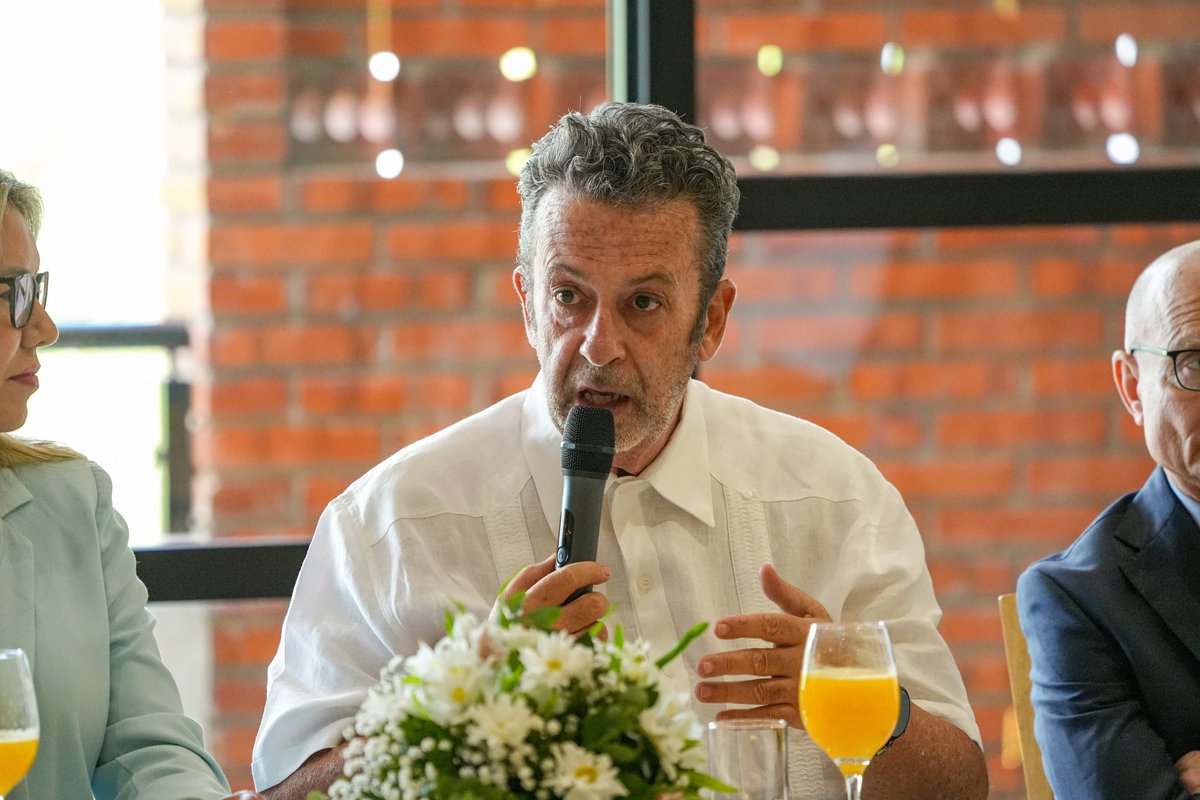 ✈️ Impulsamos la conectividad aérea para el turismo en Itapúa 🇵🇾🌍

Hoy en Encarnación, desde <a href="/Senatur_Py/">SENATUR</a> lideramos  una mesa de trabajo para retomar los vuelos Asunción-Encarnación, una conexión clave para el turismo y el desarrollo regional.

Acompañada por el Embajador