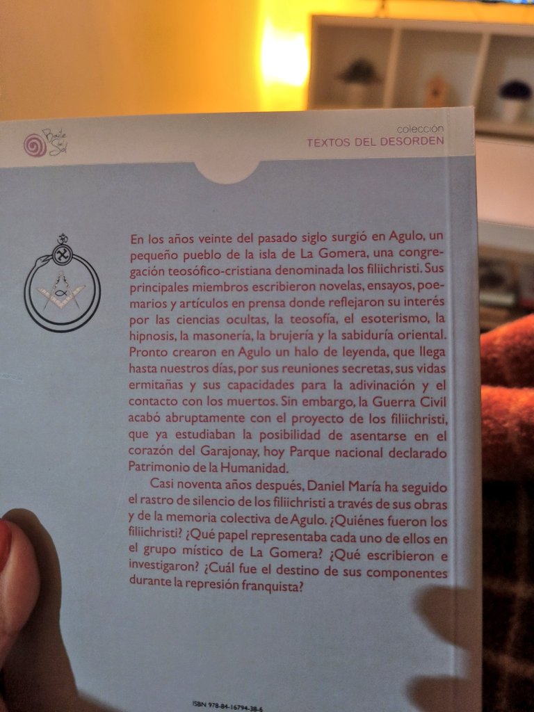 Encontré este libro entre varios que hay en la casita que nos estamos quedando. Tiene muy buena pinta (he leído las primeras páginas) y está basado en un hecho real👌