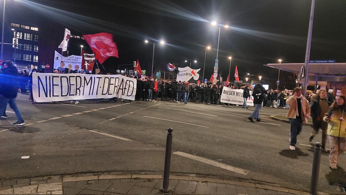 paselacke's tweet photo. Heute in Bochum. Händisch durchgezählt ca. 24.000 Leute bei der Demo gegen den Rechtsruck in Bochum. https://t.co/UfeSn89eFc