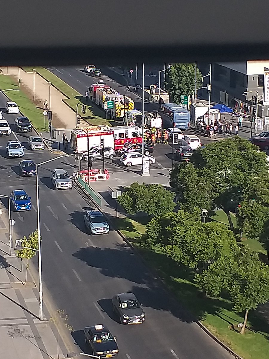 CruzadoQuilpue's tweet photo. @sitiodelsuceso Colisión entre automóvil y microbus en la intersección de Álvarez con Simón Bolívar (18:20 hrs). Preferir otras vías para transitar. Personal de emergencias (paramédicos y bomberos) asisten a las personas https://t.co/wKNeGA5Yiy