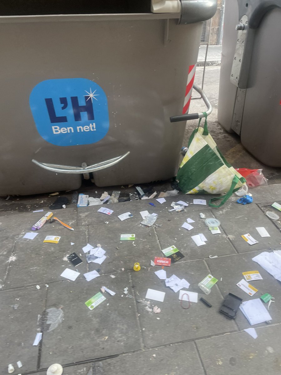 Hola <a href="/LHAjuntament/">Ajuntament de L'Hospitalet</a> 

Necessitem solucions 

Entorn escolar ple de brutícia 

#CollblancLaTorrassa