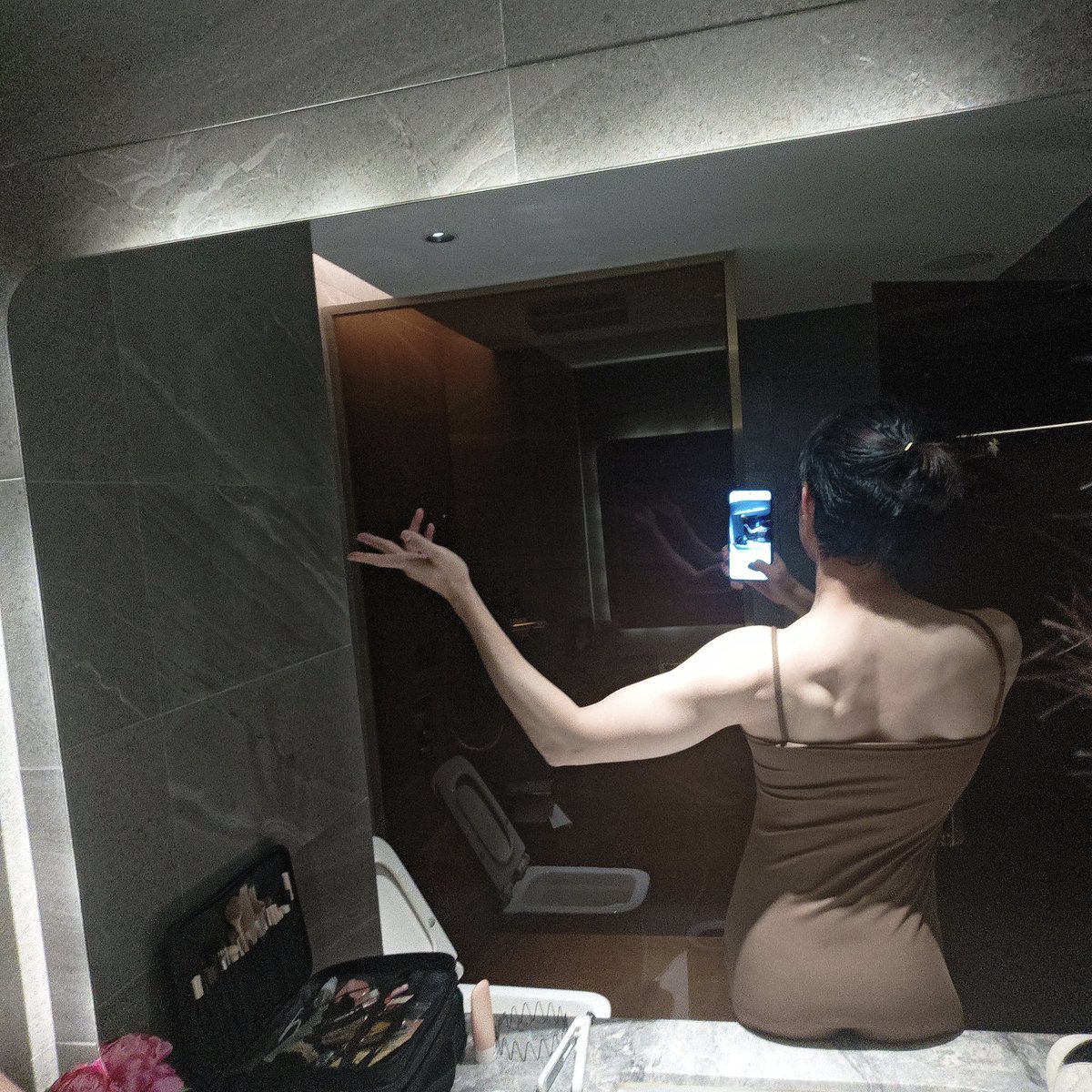 "当城市变成流动的糖霜
我把自己折成莫奈的调色盘
等某个迷路的赏画人
看穿所有灰蓝里的鎏金光斑"