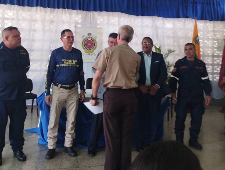 La <a href="/BTT_Carabobo/">Brigada de Tránsito Terrestre Carabobo</a> recibe reconocimiento por parte de los compañeros de <a href="/bomberuc/">Bomberos de la Universidad de Carabobo</a> en su aniversario #48 al servicio de la Colectividad
