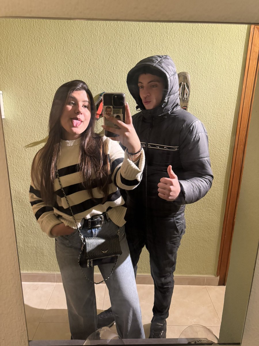mucha gente espera este día para que le regalen flores,detalles o regalos y yo solo puedo decir que no necesito nada de eso para que me demuestre o demostrarte lo que te quiero,eso se hace día a día no solo un 14 de febrero,para mi eres tú mi mejor regalo todos los días
