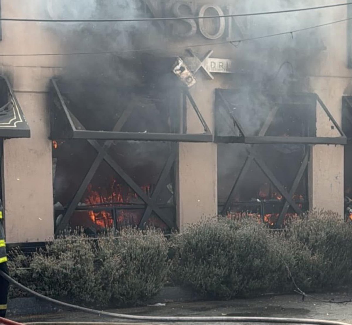 Pavellanda's tweet photo. Mientras tanto en Zacatecas…

Incendio en el restaurante "Gran Sonora", ubicado sobre calzada Solidaridad.

El fuego consumió todo.

Bomberos de PC Estatal Zacatecas atienden el siniestro. https://t.co/DPN8IFPf5F