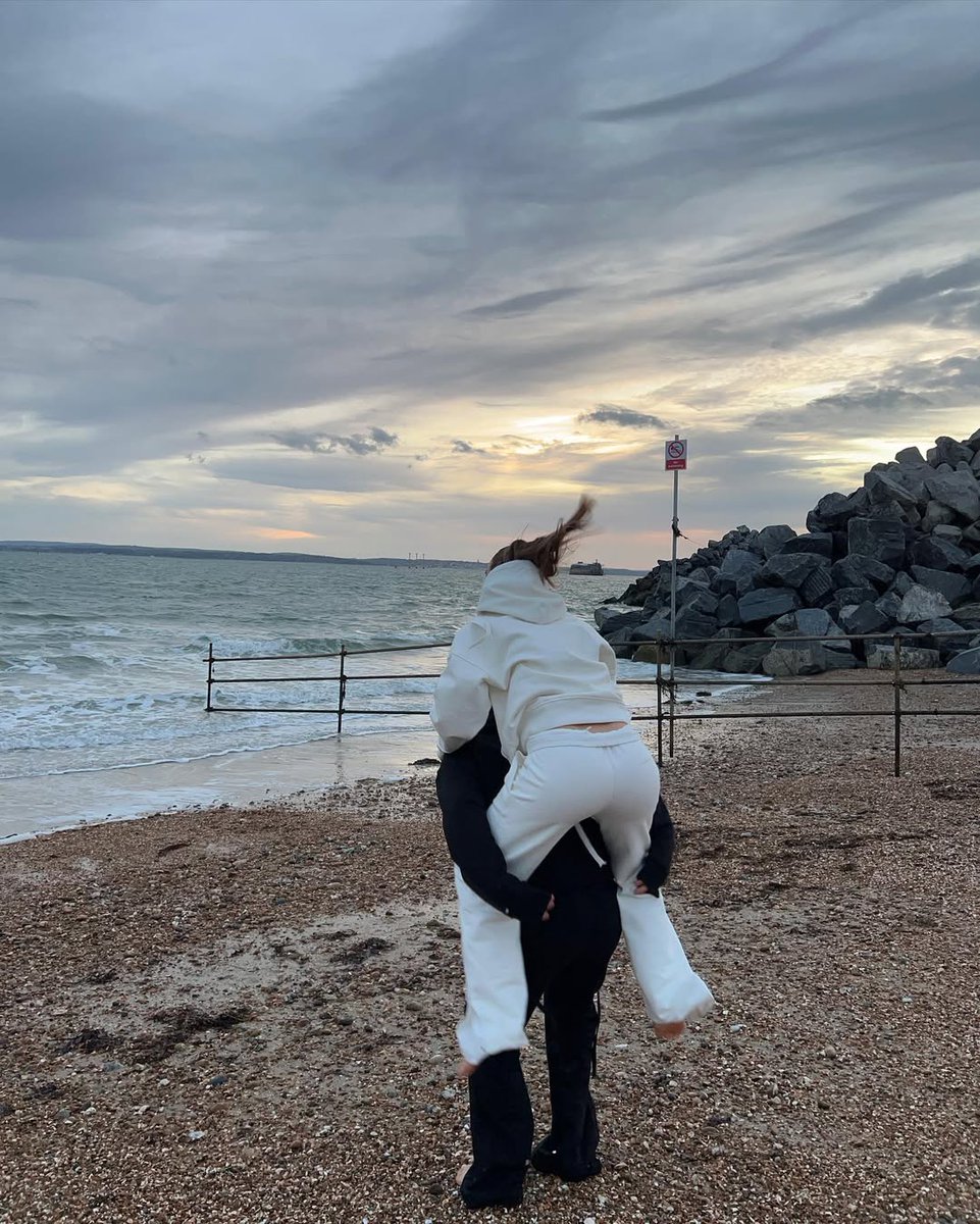 ❝　　　　　𝖥𝗂𝗋𝗌𝗍 𝖵𝖺𝗅𝖾𝗇𝗍𝗂𝗇𝖾'𝗌 𝖣𝖺𝗒 𝗐𝗂𝗍𝗁 𝗒𝗈𝗎. 𝖠𝗇𝖽 𝗍𝗁𝖾 𝖻𝖾𝗌𝗍 𝖽𝖺𝗒𝗌 𝗈𝖿 𝗆𝗒 𝗅𝗂𝖿𝖾, 𝗅𝗈𝗏𝖾 𝗒𝗈𝗎. | <a href="/sparrowhells/">𝑚.</a>