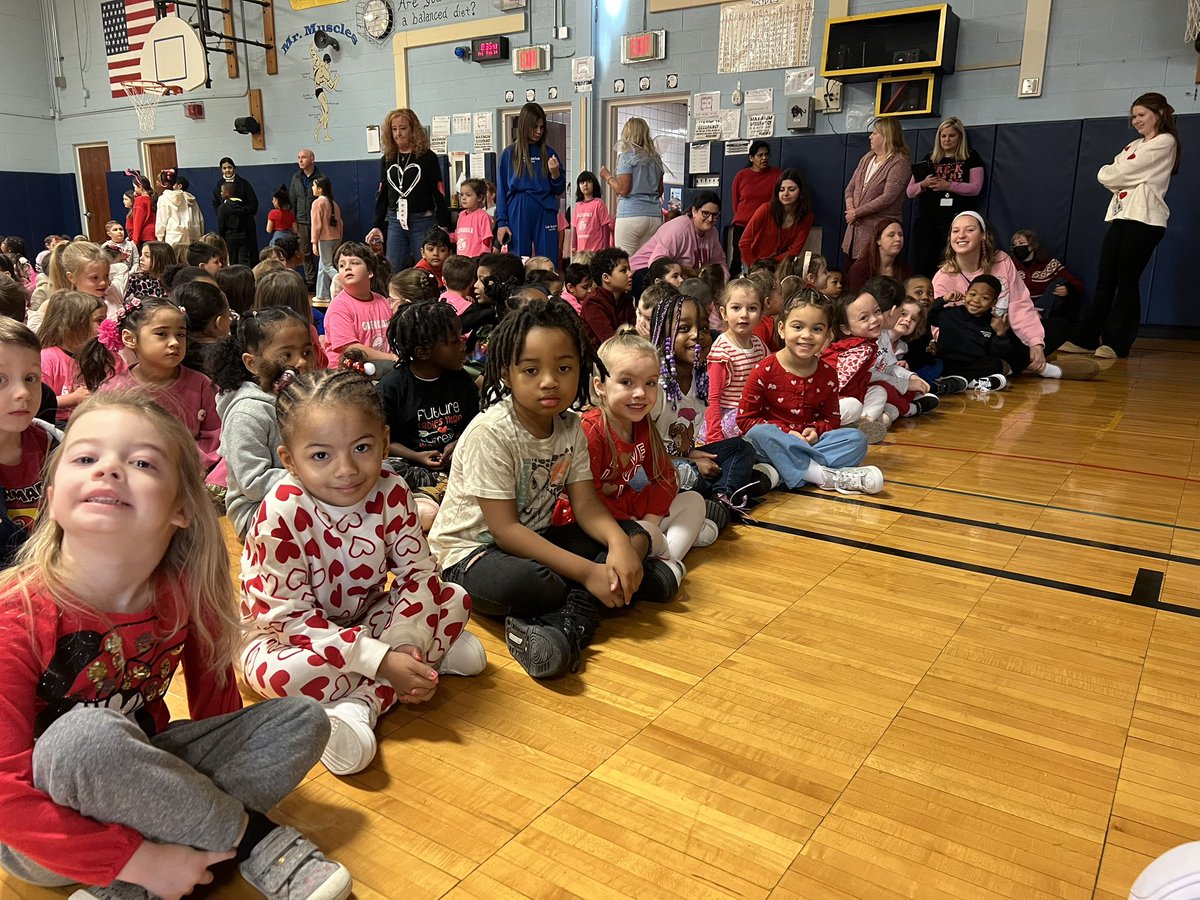 MrsBarrGL's tweet photo. Had such a fun Valentine’s Day with my Preschoolers! @GlendaleSH https://t.co/N4zbTsKcyt