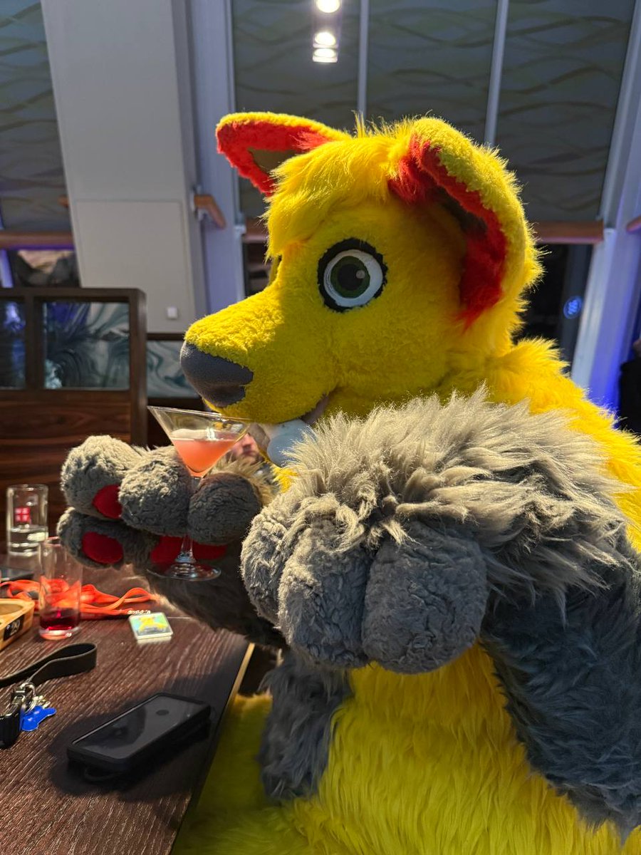 YellowFluffDog's tweet photo. Ruff such a classy dog darling xx

Wufffffff

Happy fursuit friday.

#FursuitEveryday #FursuitsFriday #furry #furryfandom #furries https://t.co/cYi1Zc2Dps