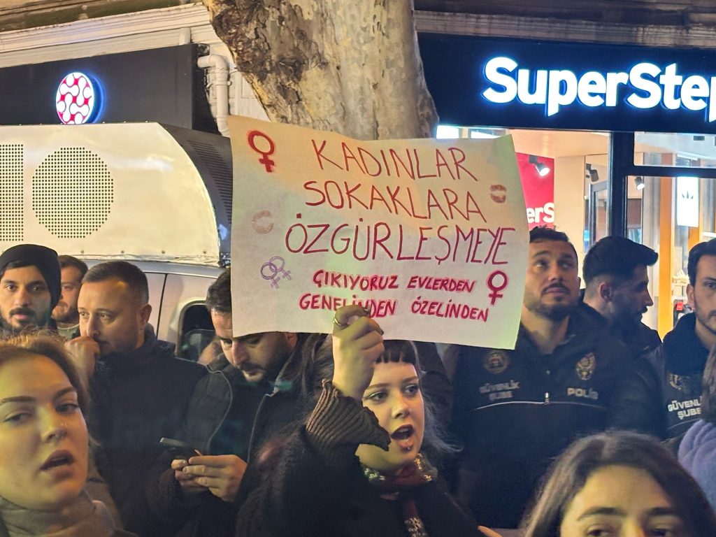 İlke TV (@ilketvcomtr) on Twitter photo 14 Şubat Sevgililer Günü’nde "Aile dayatmasına, eşit olmayan aşklara isyanımız var" diyerek basın açıklaması gerçekleştiren kadın ve LGBTİ+'lar “Lezbiyen mezbiyen var öyle bir şey” sloganı nedeniyle gözaltına alındı.
<a href="/KBGuclu/">Kadınlar Birlikte Güçlü</a>
ilketv.com.tr/feministlerin-… 14 Şubat Sevgililer Günü’nde "Aile dayatmasına, eşit olmayan aşklara isyanımız var" diyerek basın açıklaması gerçekleştiren kadın ve LGBTİ+'lar “Lezbiyen mezbiyen var öyle bir şey” sloganı nedeniyle gözaltına alındı.
<a href="/KBGuclu/">Kadınlar Birlikte Güçlü</a>
ilketv.com.tr/feministlerin-…