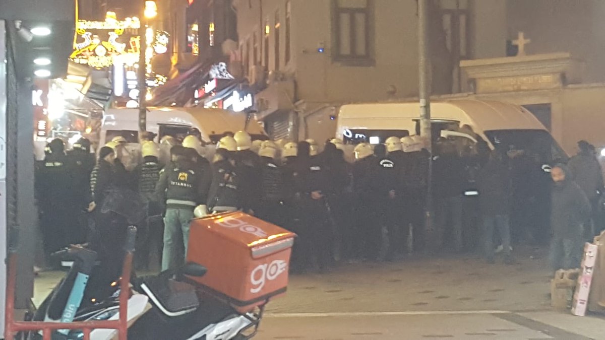 AlinteriGazete's tweet image. 📢Kadınlar Birlikte Güçlü&apos;nün çağrısıyla (@KBGuclu) &quot;Aile dayatmasına, eşit olmayan aşklara isyanımız var&quot; diyerek Kadıköy Kalkhedon Meydanı&apos;nda bir araya gelen kadınlara polis saldırdı, saldırıda çok sayıda kadın gözaltına alındı.
 
Saldırının nedeni LGBTİ+ düşmanlığı!