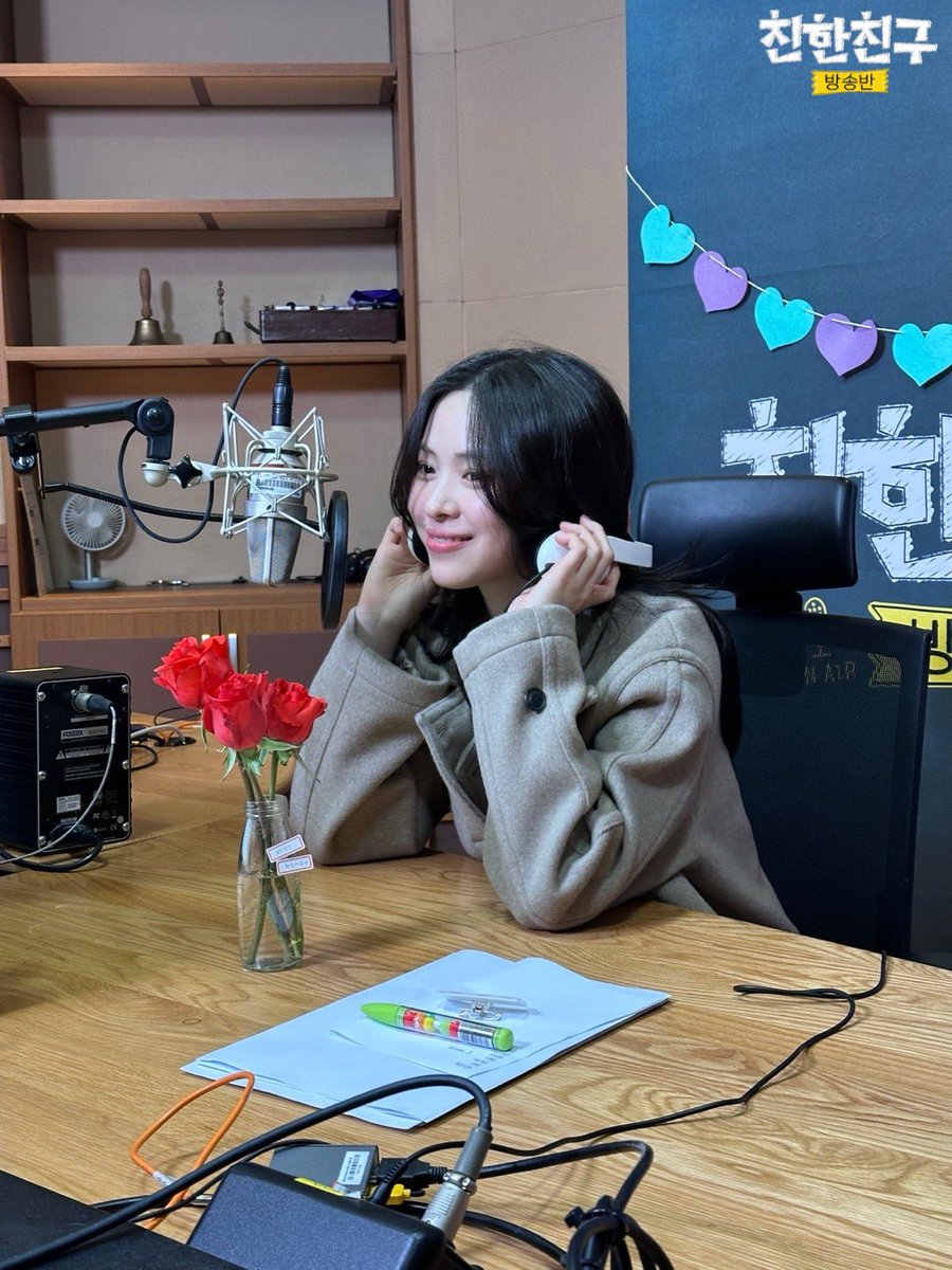 mbcbf_bf's tweet image. #친한친구방송반
#류진 #있지 @ITZYofficial 

🎊있지 류진 공중파 디제이 데뷔 축하🎊
류디와의 친친방 첫날
정말 이래도 되나 싶을 정도로
진짜 목소리가 너무너무 좋지 않나요?

류디 목소리 처음 들은 귀를 사고 싶네요
첫 오프닝 리딩하던 순간
그 놀라움 그 감동 그 행복함
있지 못해...🥹🍬