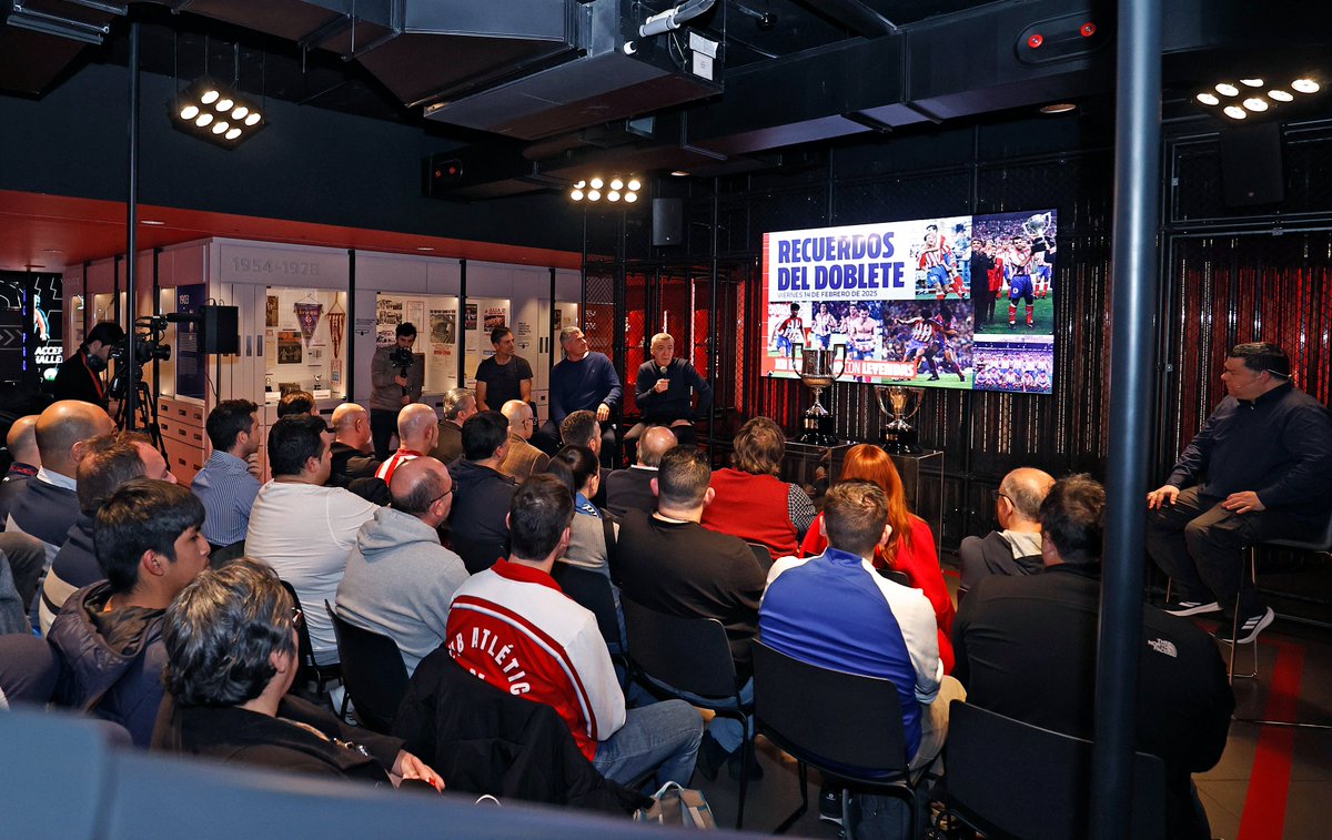 Solozábal, Fresnedoso y Pantic rememoraron este viernes la conquista del Doblete en una nueva edición de 'Encuentro con Leyendas', la experiencia de 'Atleti Tour &amp; Museo' en la cual históricos jugadores rojiblancos recuerdan sus gestas junto a nuestros aficionados 🤗