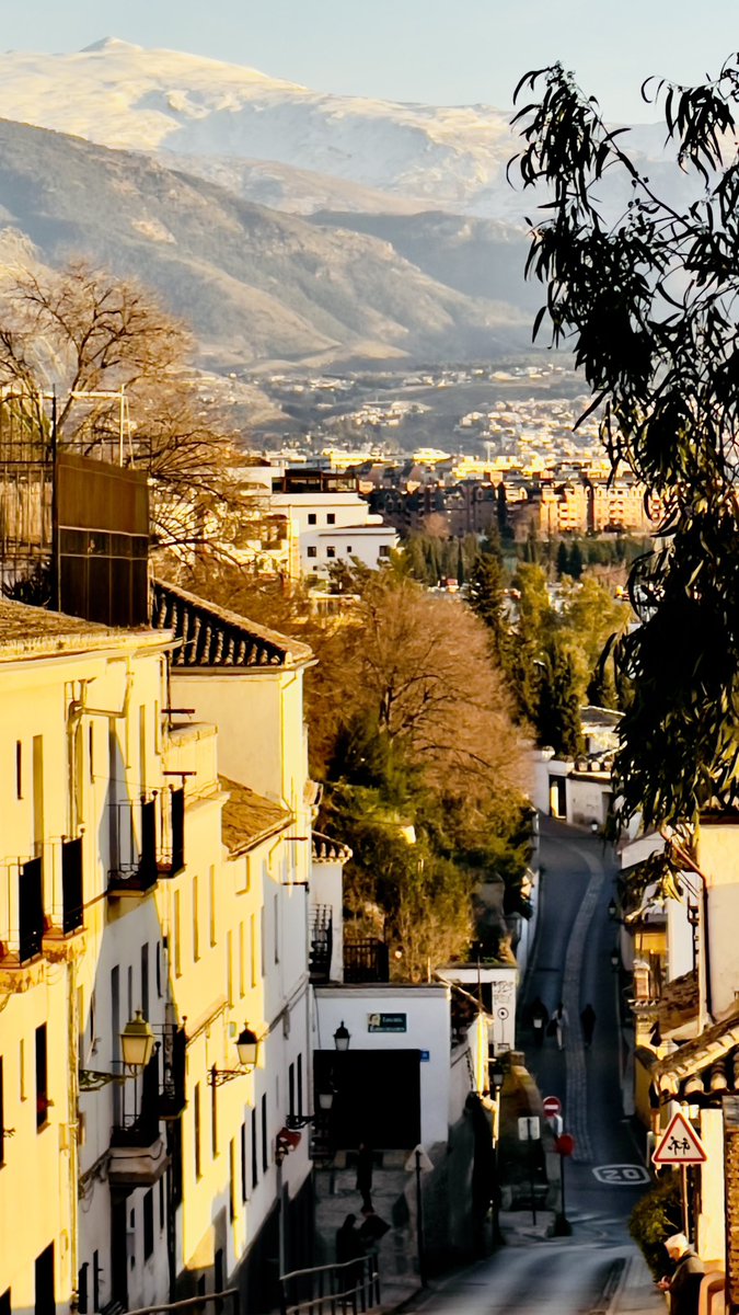 Calle Antequeruela Baja, #Granada, con Sierra Nevada de fondo, calle que me fascina. 
Misma calle a las 10 de la mañana y a las 18:30 de ayer. ¡Qué cambio de colores!