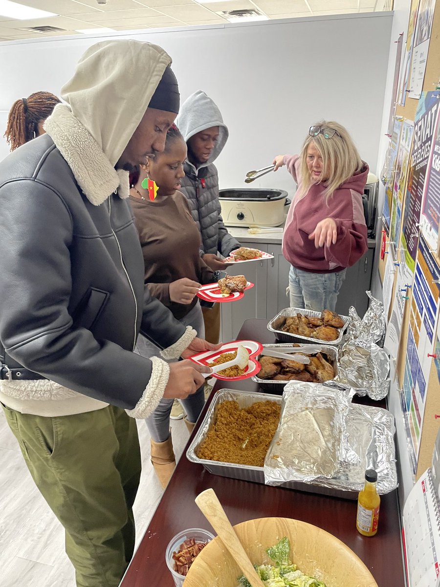 🩷🩷À l’occasion de la St Valentin et le mois de l’histoire des Noirs, nous avons manger un délicieux repas Africain et Haïtien dont ce dernier fut préparé par Mme Jeannine et Mme Hélène.  Nous avons aussi profité de l’occasion pour célébré les anniversaires (jan et fev)! 🩷🩷
