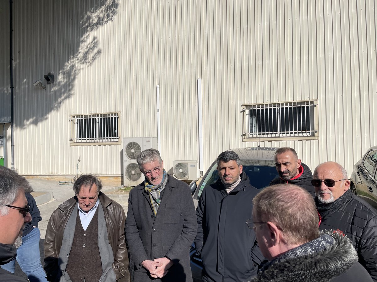 street_herve's tweet photo. Aujourd’hui, aux côtés d'@AhmedHeddadi , @EricSemerdjian  et @LaurentLhardit , nous avons rencontré les salariés de @Darty_Officiel , trahis, abandonnés, méprisés. La branche télé-opération est sacrifiée sur l’autel du profit : externalisée vers le sous-traitant @Intelcia_Group , ses employés vont être dépossédés de tout ce qu’ils ont construit – leurs acquis, leur ancienneté, leur stabilité. Et tout cela, dans le plus grand cynisme, sans même qu’une négociation ait été ouverte par le groupe @Fnac @Darty_Officiel .
Des années de travail, d’engagement, balayées d’un revers de main par des actionnaires qui ne voient plus des salariés, mais des coûts à éliminer. Des vies piétinées, des familles précarisées, pour quoi ? Pour quelques points de marge en plus ? Pour remplir un peu plus les poches de ceux qui, bien au chaud dans leurs tours de verre, n’ont jamais connu l’angoisse de la fin de mois ?
Darty, ce n’est plus le « contrat de confiance », c’est le contrat du mépris, le contrat de la casse sociale.
D’un côté, des bureaux feutrés où l’on joue avec des chiffres comme on jouerait au poker. De l’autre, des travailleurs qu’on jette, sans état d’âme, après les avoir pressés comme des citrons. D’un côté, des actionnaires qui ne connaissent ni les noms ni les visages de ceux qu’ils condamnent. De l’autre, des vies, des familles, des destins brisés. Mais ce mépris, ce rouleau compresseur de la finance, nous le combattrons. Avec @Francois_Ruffin , @gagner_13  , avec toutes celles et ceux qui refusent de plier l’échine, nous serons là, aux côtés des salariés, pour exiger justice et respect.
Un immense merci aux élus du @PrintempsMRS  ainsi qu’à la ville de @marseille  pour leur soutien indéfectible. Face à l’arrogance des puissants, ils sont là, eux aussi, du côté des travailleurs, du côté de ceux qui luttent. Ensemble, nous ne lâcherons rien.
