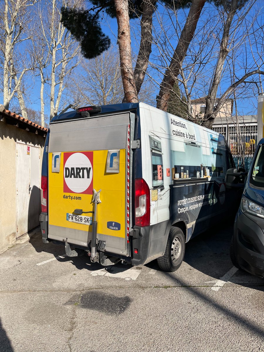 street_herve's tweet photo. Aujourd’hui, aux côtés d'@AhmedHeddadi , @EricSemerdjian  et @LaurentLhardit , nous avons rencontré les salariés de @Darty_Officiel , trahis, abandonnés, méprisés. La branche télé-opération est sacrifiée sur l’autel du profit : externalisée vers le sous-traitant @Intelcia_Group , ses employés vont être dépossédés de tout ce qu’ils ont construit – leurs acquis, leur ancienneté, leur stabilité. Et tout cela, dans le plus grand cynisme, sans même qu’une négociation ait été ouverte par le groupe @Fnac @Darty_Officiel .
Des années de travail, d’engagement, balayées d’un revers de main par des actionnaires qui ne voient plus des salariés, mais des coûts à éliminer. Des vies piétinées, des familles précarisées, pour quoi ? Pour quelques points de marge en plus ? Pour remplir un peu plus les poches de ceux qui, bien au chaud dans leurs tours de verre, n’ont jamais connu l’angoisse de la fin de mois ?
Darty, ce n’est plus le « contrat de confiance », c’est le contrat du mépris, le contrat de la casse sociale.
D’un côté, des bureaux feutrés où l’on joue avec des chiffres comme on jouerait au poker. De l’autre, des travailleurs qu’on jette, sans état d’âme, après les avoir pressés comme des citrons. D’un côté, des actionnaires qui ne connaissent ni les noms ni les visages de ceux qu’ils condamnent. De l’autre, des vies, des familles, des destins brisés. Mais ce mépris, ce rouleau compresseur de la finance, nous le combattrons. Avec @Francois_Ruffin , @gagner_13  , avec toutes celles et ceux qui refusent de plier l’échine, nous serons là, aux côtés des salariés, pour exiger justice et respect.
Un immense merci aux élus du @PrintempsMRS  ainsi qu’à la ville de @marseille  pour leur soutien indéfectible. Face à l’arrogance des puissants, ils sont là, eux aussi, du côté des travailleurs, du côté de ceux qui luttent. Ensemble, nous ne lâcherons rien.